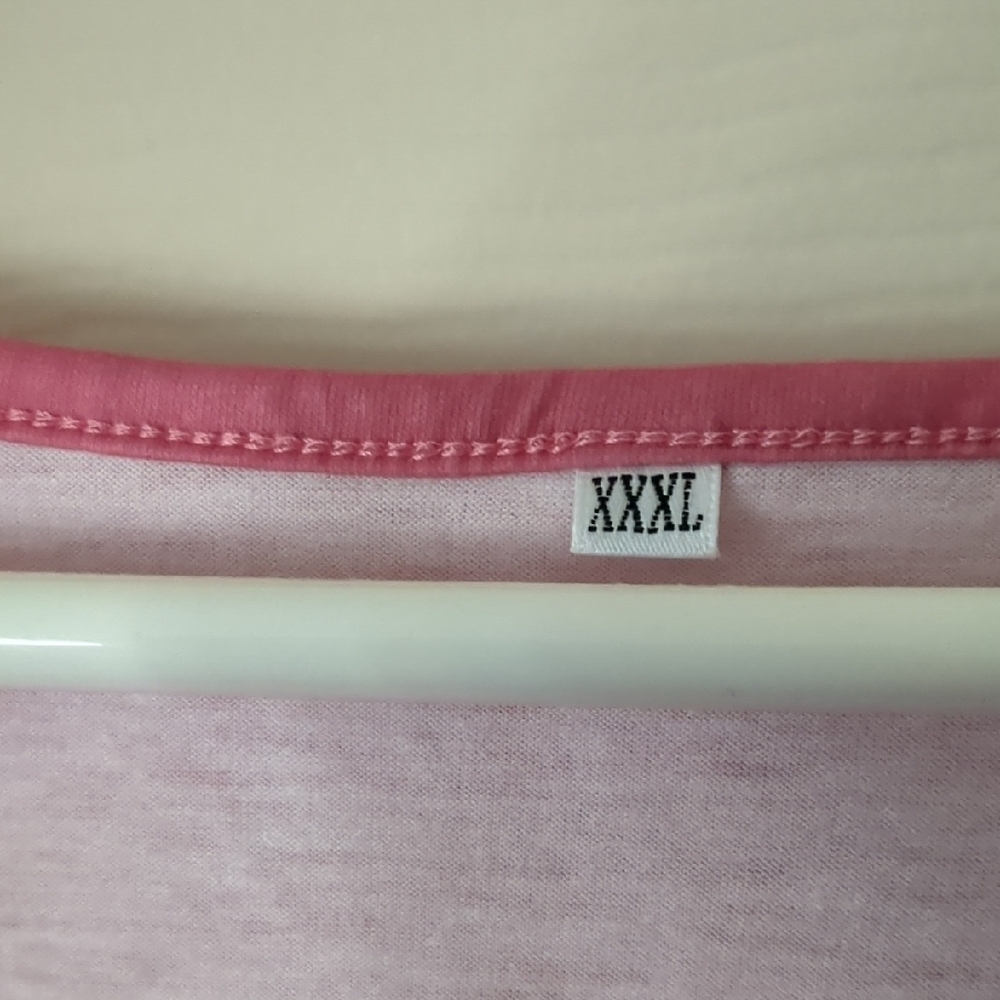 Elegant Pink Ombre V-Neck Tee - Picture 4 of 4